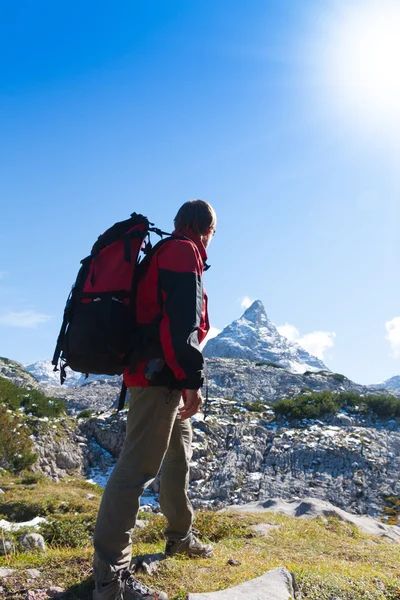 Femme sportive en montagne — Photo