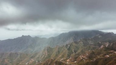 Kırsal Anaga Parkı, Tenerife İspanya. Bulutlar zaman ayarlı