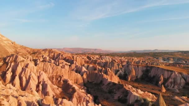 붉은 계곡 과 로즈 계곡의 바위들을 향해 있는 카파도키아 공중 드론, 고레 메터어 키 — 비디오