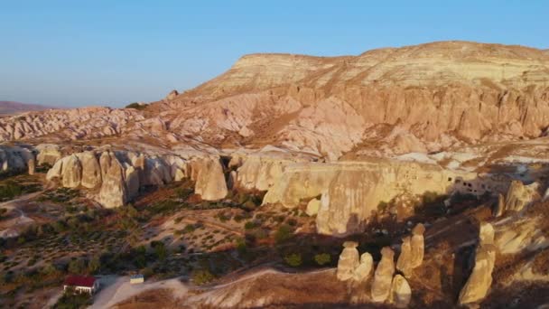 Kappadokia letecký dron pohled na západ slunce Red and Rose údolí skály, Goreme Turecko — Stock video