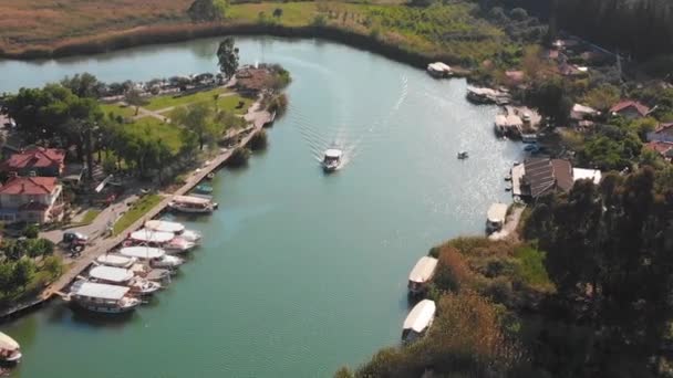 Nehir vadisi ve Dalyan tatil beldesi Mugla Türkiye 'nin panoramik insansız hava aracı görüntüsü — Stok video