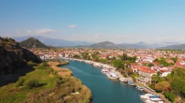 Nehir vadisi ve Dalyan tatil beldesi Mugla Türkiye 'nin panoramik insansız hava aracı görüntüsü