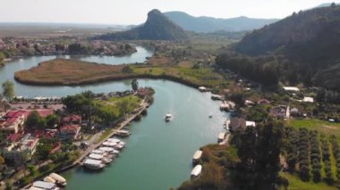 Nehir vadisi ve Dalyan tatil beldesi Mugla Türkiye 'nin panoramik insansız hava aracı görüntüsü