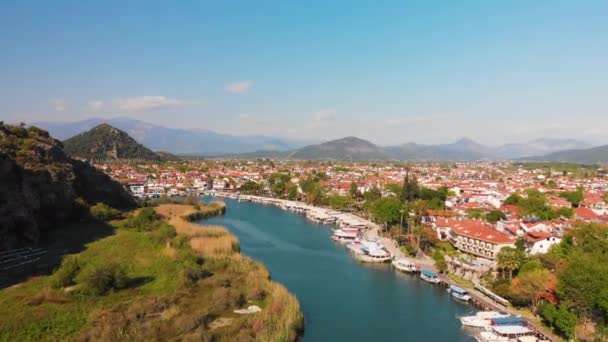 Panoramiczny widok na dolinę rzeki i kurort Dalyan Mugla Turcja — Wideo stockowe