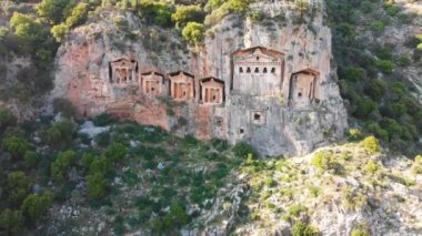 Mugla ilinin Dalyan köyü yakınlarındaki Kaunos kasabasının Lycian mezarları