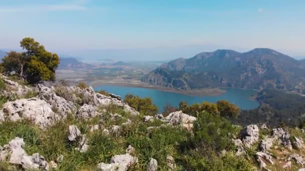 Vista panoramica drone sulla valle del fiume e Dalyan resort Mugla Turchia — Video Stock