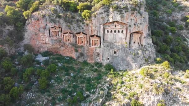 Túmulos lícios da antiga cidade de Kaunos perto da aldeia Dalyan na província de Mugla Turquia — Vídeo de Stock