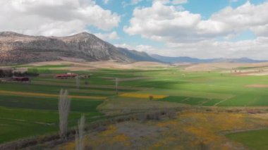 Baharda Türkiye kırsalının insansız hava aracı görüntüsü, Denizli