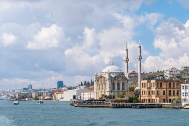 İstanbul Boğaz kıyısındaki Ortakoy Camii, İstanbul, Türkiye