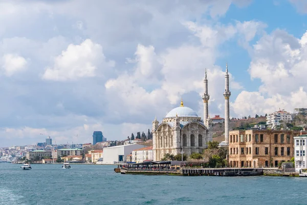 İstanbul Boğaz kıyısındaki Ortakoy Camii, İstanbul, Türkiye