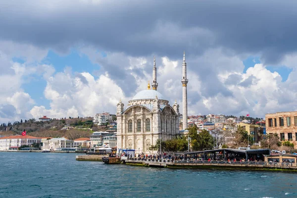 Mezquita Ortakoy a orillas del Bósforo, Estambul Turquía — Foto de Stock