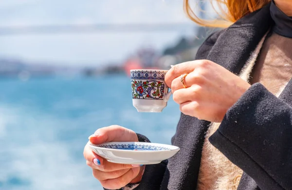 Mano con taza de café turco en Estambul. Concepto de viaje — Foto de Stock