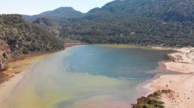 Dalyan deltasının ve Iztuzu sahilinin hava aracı görüntüsü. Hindi. 4K