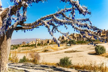 Kem göz tılsımlarıyla süslenmiş ağaç dalları, Goreme, Kapadokya, Türkiye