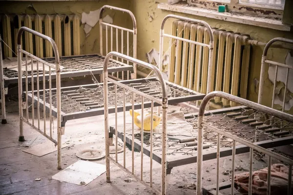 Bedroom in abandoned kindergarten Cherrnobyl zone, Ukraine — Stock Photo, Image