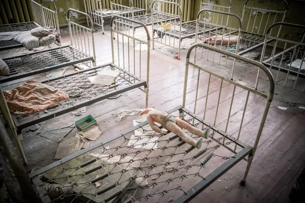 Dormitorio en jardín de infancia abandonado Cherrnobyl zona, Ucrania —  Fotos de Stock