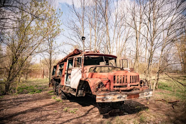 Vieux camion d'incendie soviétique abandonné rouillé dans la zone d'exclusion de Tchernobyl — Photo