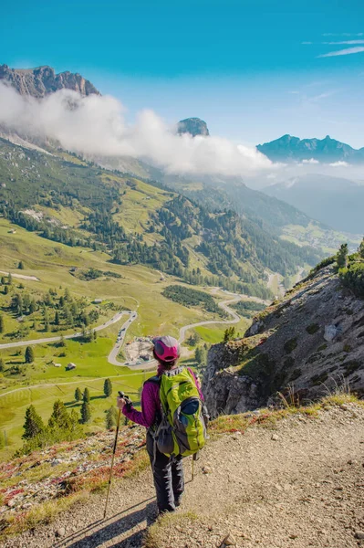 Aktif yürüyüşçü yürüyüşü, manzaranın tadını çıkarmak, Dolomites dağlarının manzarasına bakmak. — Stok fotoğraf
