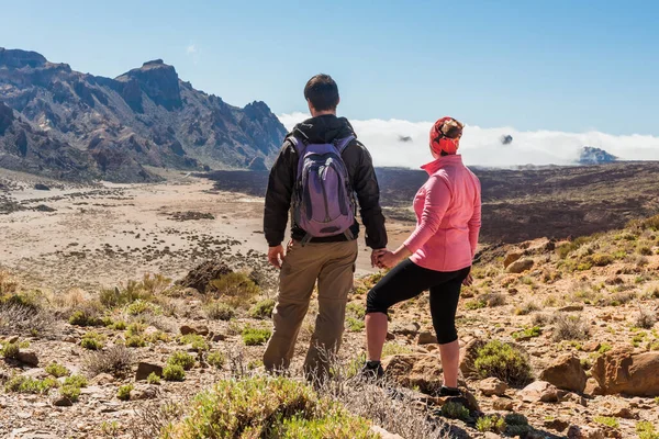 Sportiga par på toppen av berget. Teneriffa Kanarieöarna — Stockfoto