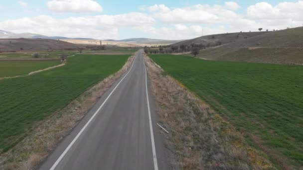 Luchtfoto drone uitzicht op het Turkse platteland en de weg in het voorjaar, Denizli — Stockvideo
