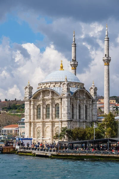 Mezquita Ortakoy a orillas del Bósforo, Estambul Turquía — Foto de Stock