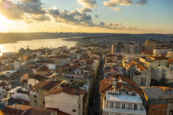 Luchtfoto Istanbul Zonsondergang Panorama naar de Gouden Hoorn en Galata wijk — Stockfoto