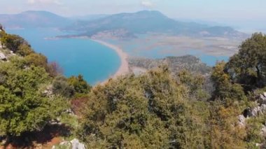 Hava aracı Dalyan 'da uçuyor. Nehir, kasaba, yaz günü