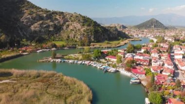Hava aracı Dalyan 'da uçuyor. Nehir, kasaba, yaz günü
