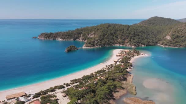 Vuelo aéreo Oludeniz playa y laguna Hermosa bahía, aguas cristalinas de Turquía — Vídeos de Stock