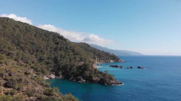 Vista aérea del dron a la costa y bahías cerca de Oludeniz Likya yolu. Relájate, meditación — Vídeos de Stock