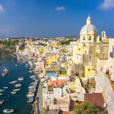 Procida Adası Napoli 'deki Corricella balıkçı köyünün insansız hava aracı görüntüsü