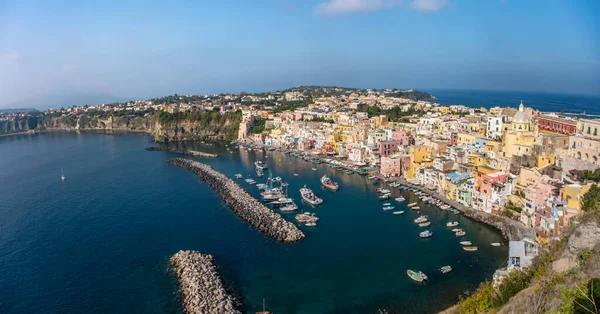 Vista aérea del dron de la isla italiana Procida. Marina Corricella y fuerte — Foto de Stock