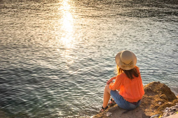Vista trasera de la joven sobre el atardecer del mar en la costa de Amalfi. Viajar, relajarse, vacaciones — Foto de Stock