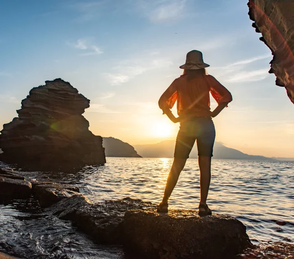 Genç bir kızın Amalfi sahilindeki deniz günbatımının arka görüntüsü. Seyahat, dinlenme, tatil — Stok fotoğraf