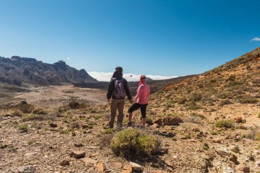 Dağın tepesinde sportif bir çift. Tenerife Kanaryası