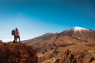 Dağın tepesinde sportif bir çift. Tenerife Kanaryası