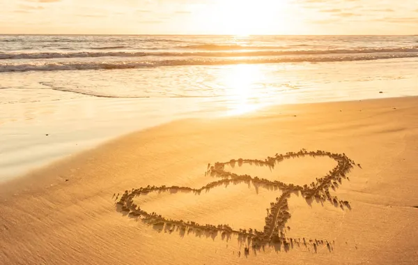 Amor, coração na praia do mar — Fotografia de Stock