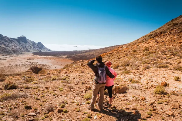 Sportiga par på toppen av berget. Teneriffa Kanarieöarna — Stockfoto