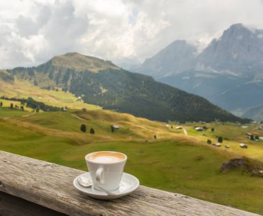 Kahve fincanı kahve zamanlı dağ manzaralı arka plan olarak