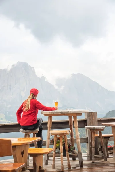 マウンテンカフェでビールを飲むスポーティ女性。人と旅と冒険 — ストック写真