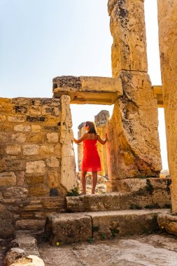 Hierapolis 'teki kız Pamukkale Türkiye' nin UNESCO dünya mirasını mahvetti