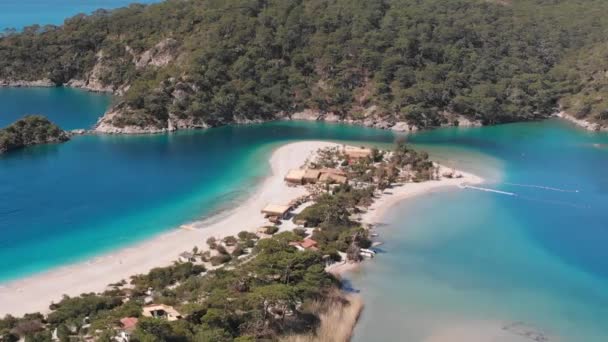 Voador aéreo Oludeniz praia e lagoa Baía bonita, água azul cristal Turquia — Vídeo de Stock