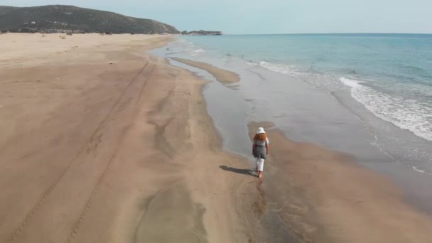 Воздушный дрон сверху вниз вид женщины, идущей в одиночку по пляжу. Патара — стоковое видео