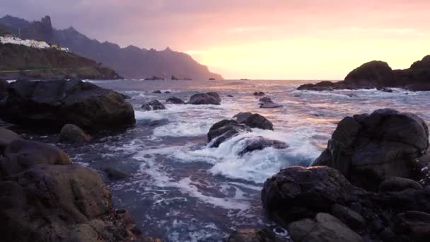 Океанічні хвилі розбиваються об скелі при заході сонця на пляжі Playa Benijo, Тенеріфе, Канарські острови. — стокове відео