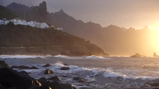 Ocean bølger nedbrud på klipper i solnedgang lys Playa Benijo strand, Tenerife, Kanariske – Stock-video