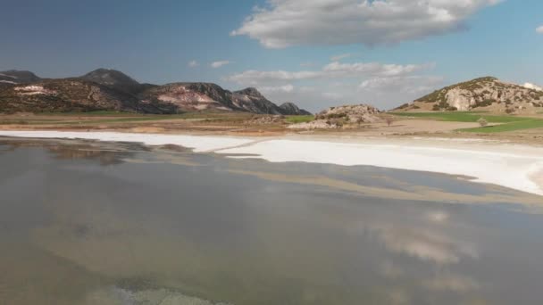 Luchtfoto van de frisdrank meer Yarisli Golu in de buurt van Salda meer Turkije — Stockvideo