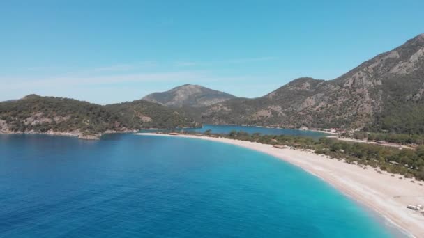 Latające samoloty Oludeniz plaża i laguna Piękna zatoka, krystalicznie niebieska woda Turcja — Wideo stockowe