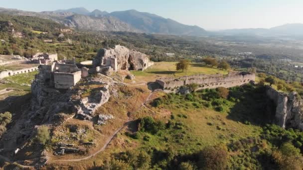 Vista aérea del dron a la antigua ciudadela y ciudad de Lycian en ruinas de Tlos — Vídeos de Stock