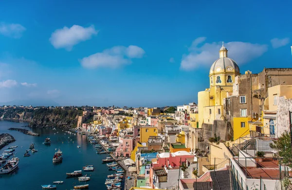 Procida Adası Napoli 'deki Corricella balıkçı köyünün insansız hava aracı görüntüsü