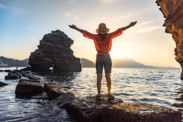 Genç bir kızın Amalfi sahilindeki deniz günbatımının arka görüntüsü. Seyahat, dinlenme, tatil